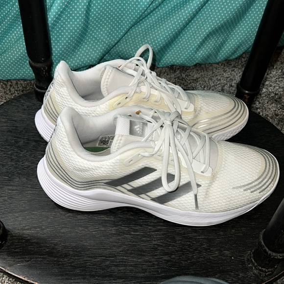 Adidas men’s shoe 9 1/2.... Too small for me - Picture 5 of 8
